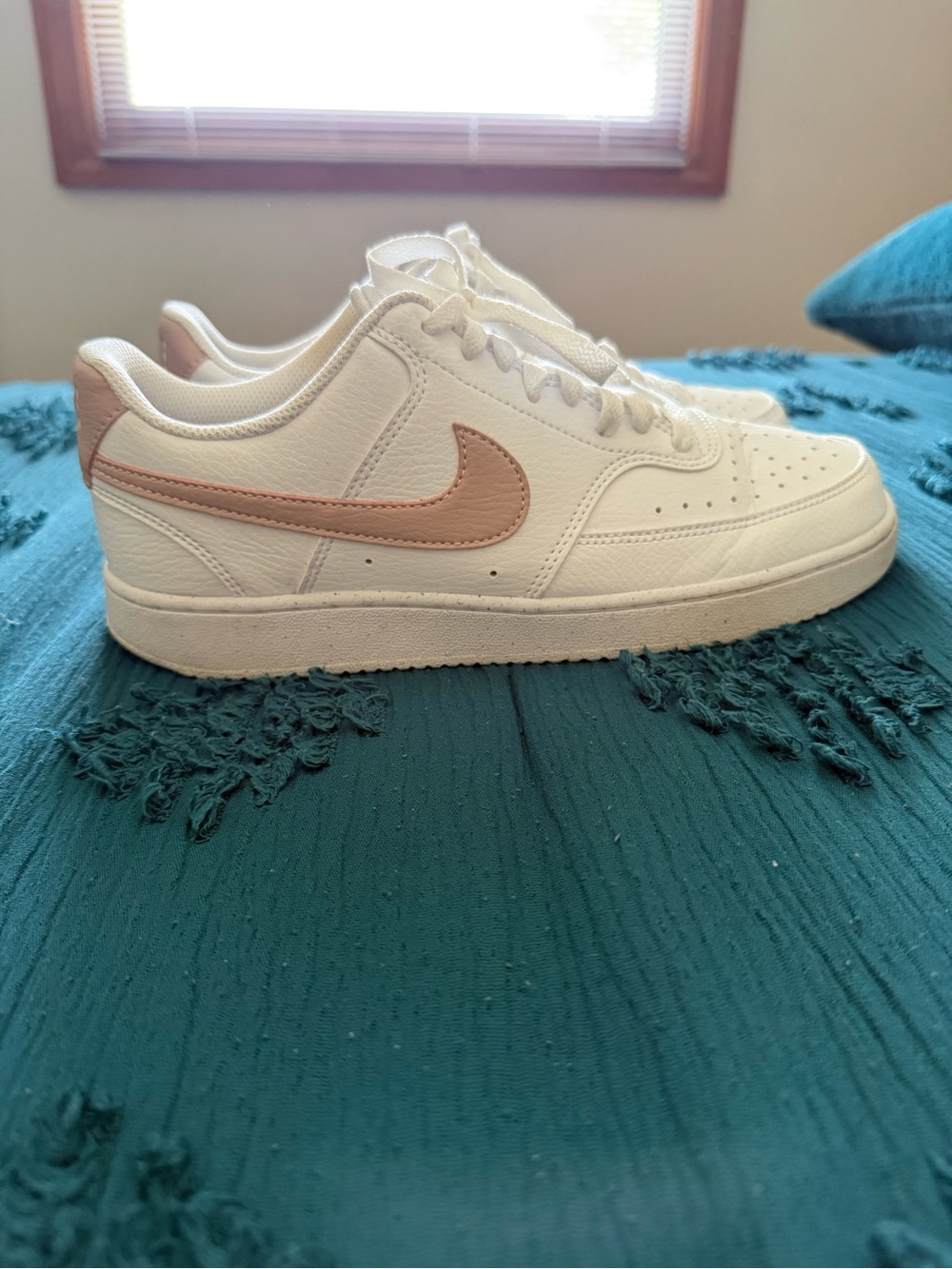 Nike Women’s Court Vision Low Next Nature in White/Pink Oxford